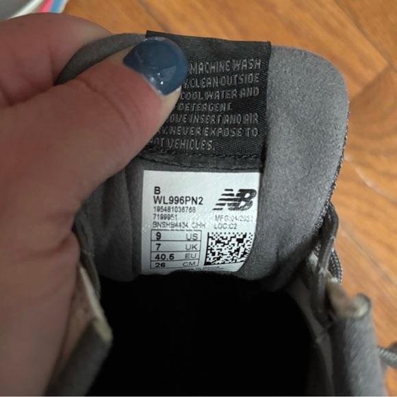 New Balance Gray and White Sneakers with Colorful Sole - Picture 4 of 4